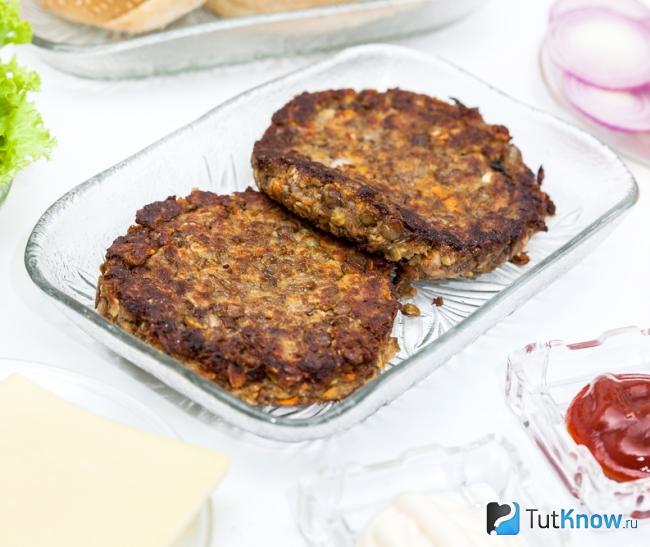 Чечевичные котлеты с луком