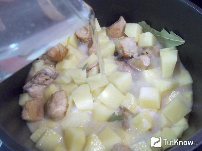 Картошка с курицей залиты водой