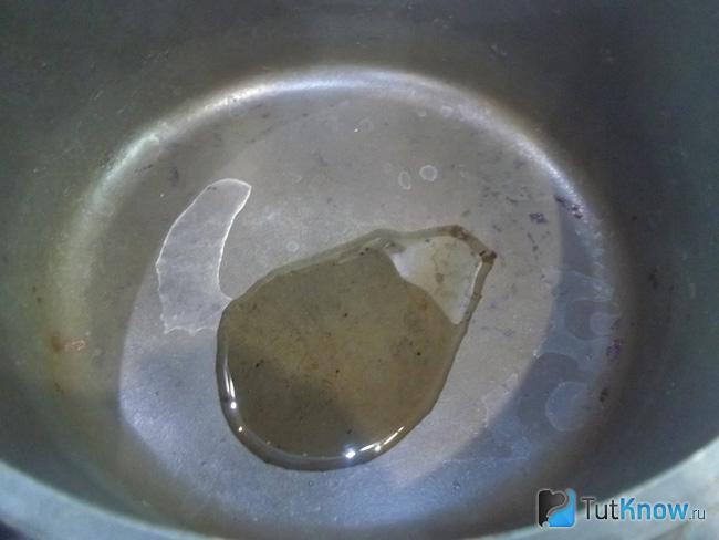 Кастрюля греется на плите с растительным маслом