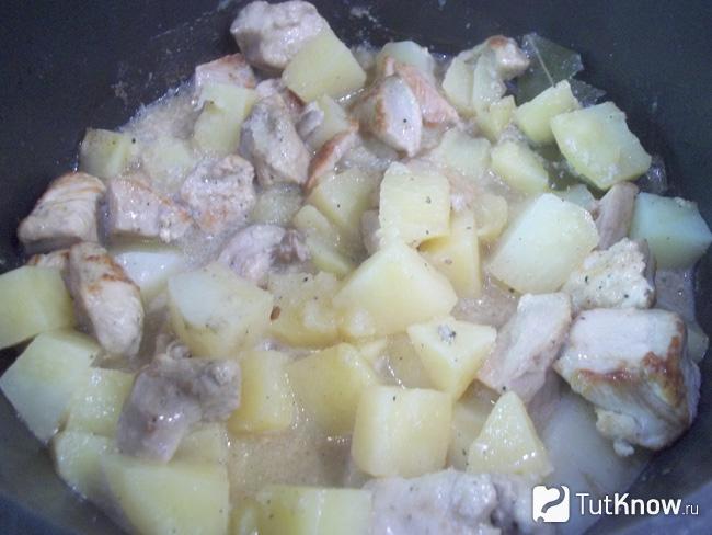 Готовая картошка тушеная с курицей