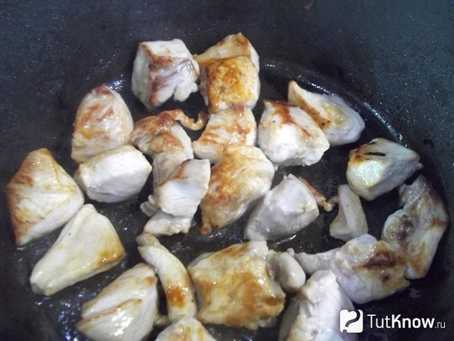 Курица жарится