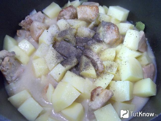 Картошка с курицей приправлены пряностями