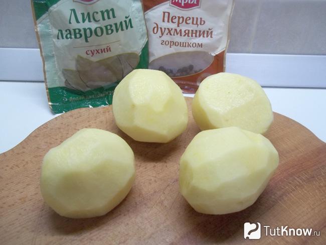 Картофель очищен от кожуры и вымыт
