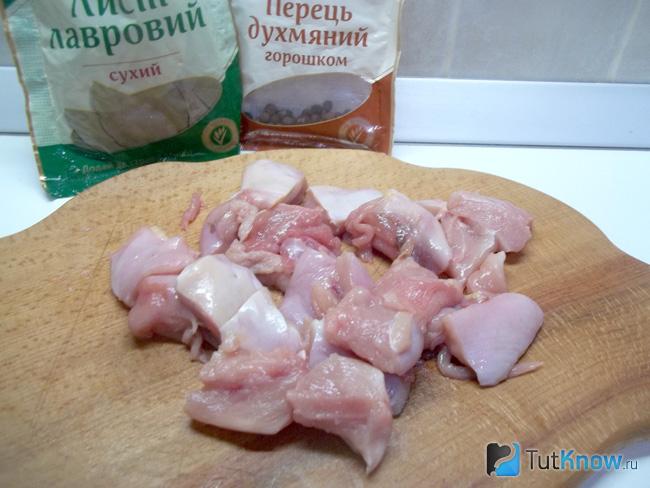 Курица вымыта и нарезана кусочками