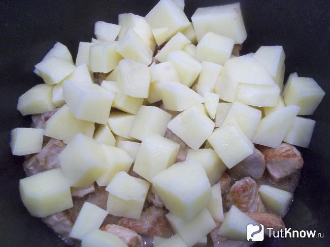 Картофель отправлен в кастрюлю к мясу