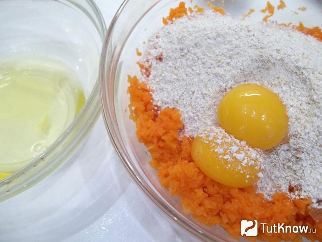 К продуктам добавлены желтки. белки вылиты в сухую миску