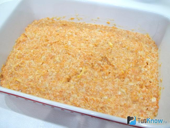 Тесто для тыквенного кекса с манкой и овсянкой без муки выложено в форму и отправлено в духовку