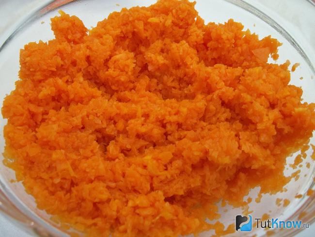 Запеченая тыква перекручена через мясорубку