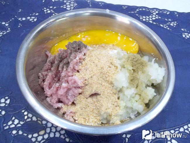 К мясу с луком добавлены яйца