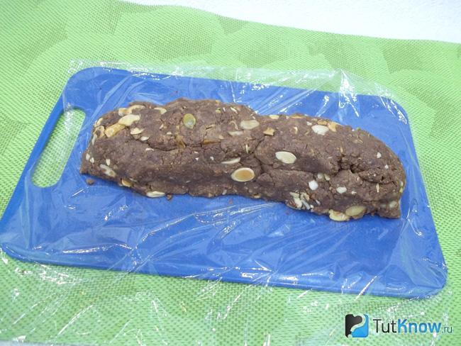 Шоколадная масса с орехами выложена на пищевую пленку