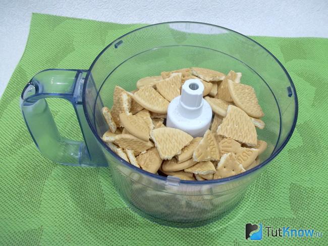 Печенье поломано кусочками и отправлено в кухонный комбайн