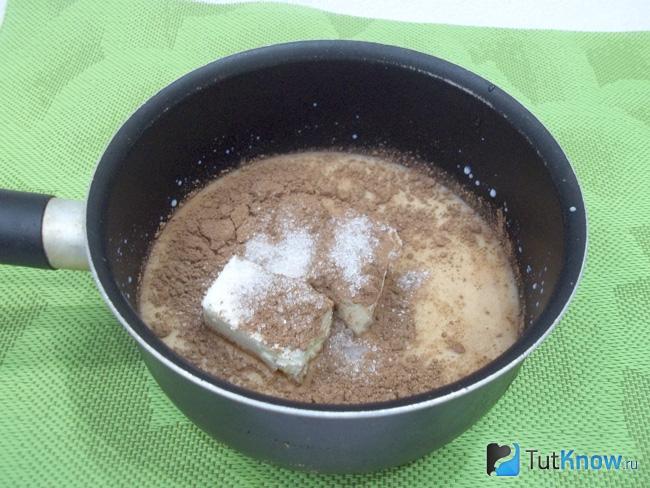 К молоку с маслом добавлен какао порошок и сахар