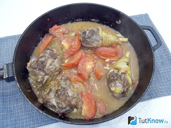 Курица с помидорами по-турецки тушится