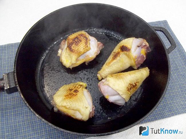 Курица жарится в сковороде на растительном масле
