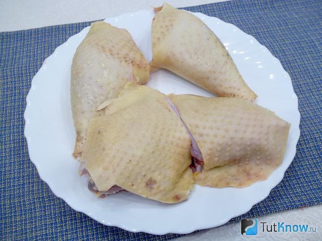 Куриные бедрышки вымыты и нарезаны на части