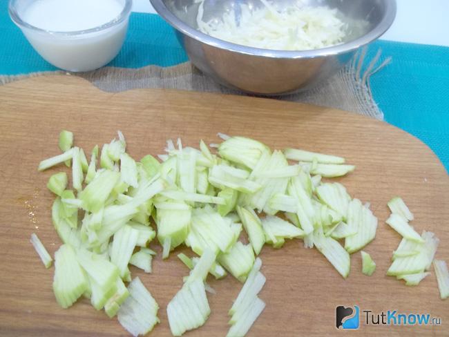 С яблока удалена семенная коробка и фрукт нарезан тонкой соломкой