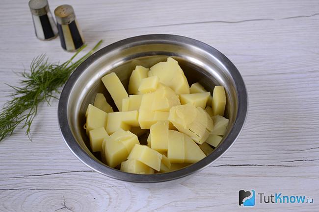 Нарезанная кубиками картошка в миске