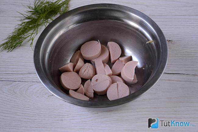 Миска с нарезанными сосисками