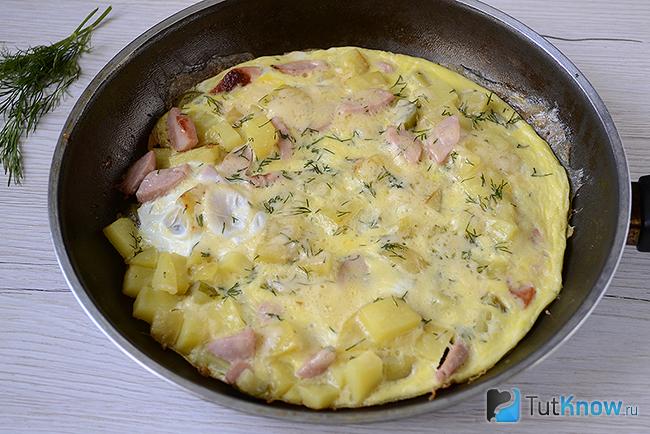 Готовый картофель в яйце на сковороде