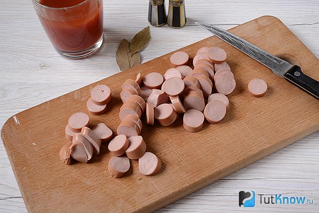 Нарезанные кольцами сосиски