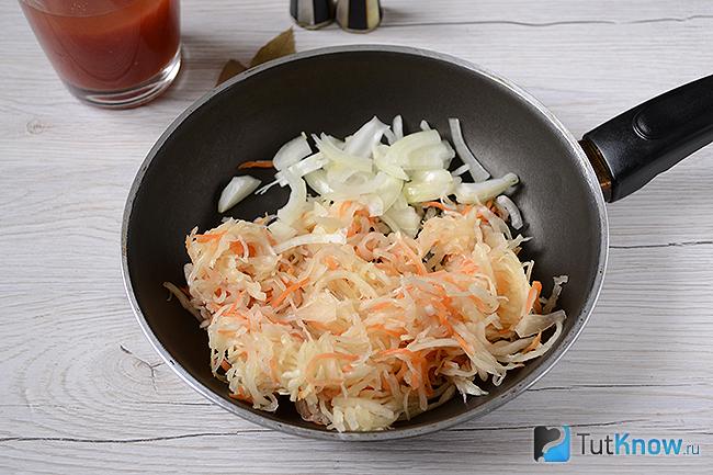 Квашеная капуста и лук на сковороде