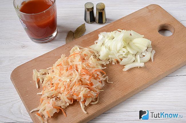 Квашеная капуста и нарезанный лук на кухонной дощечке