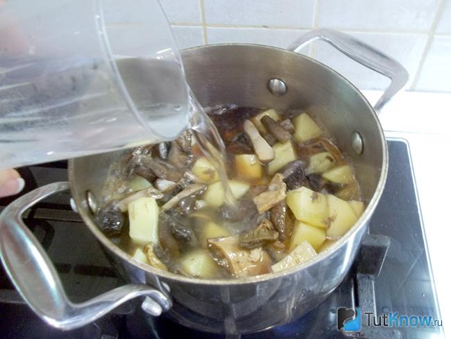 В кастрюлю добавлена питьевая вода