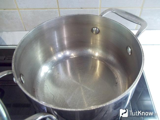 В кастрюлю с толстым дном налито растительное масло и нагрето