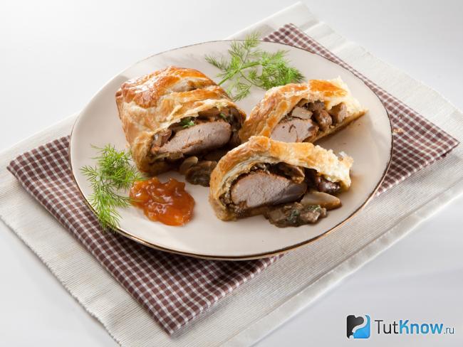 Тушенная индейка с грибами