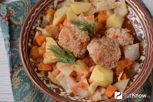 Овощное рагу с картошкой и фрикадельками вид сверху