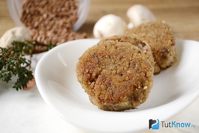 Готовые постные гречаники с грибами и картошкой