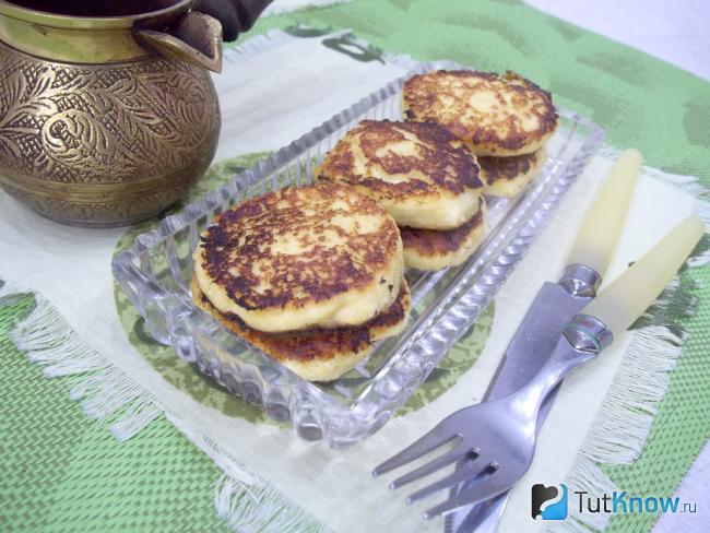 Готовые апельсино-медовые сырники с манной крупой