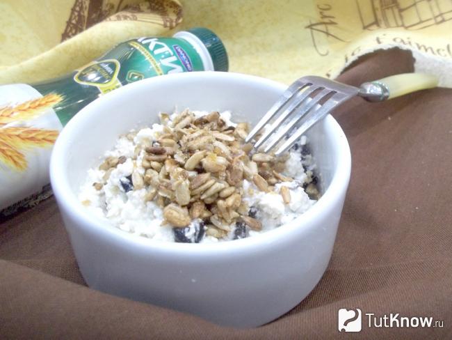Готовый творог с черносливом, йогуртом и семечками