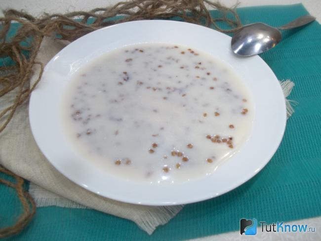 Готовая гречневая каша с молоком и вареньем