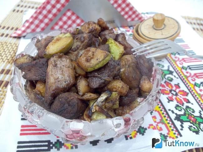 Готовые тушеные кабачки с мясом в сковороде