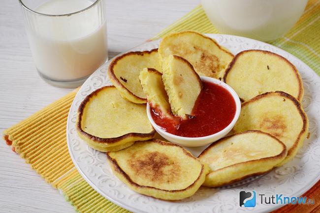 Оладьи с кукурузной мукой выложены на тарелку