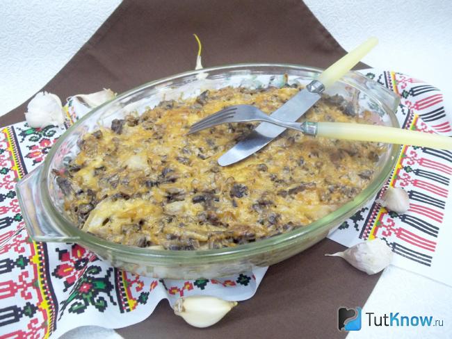 Готовая запеканка из пельменей с грибами и сыром