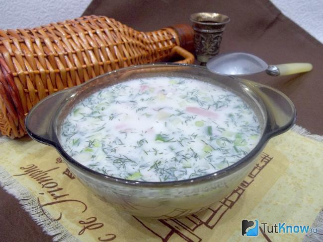 Готовая окрошка с курицей на сметане и воде