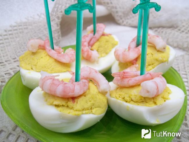 Готовые яйца фаршированные сыром и креветками