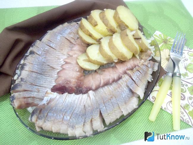 Готовая селедка с луком и картофелем