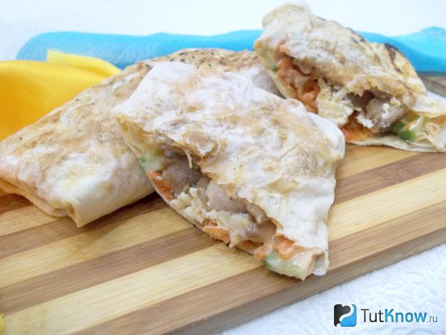 Готовые конвертики из лаваша с курицей, сыром и корейской морковью