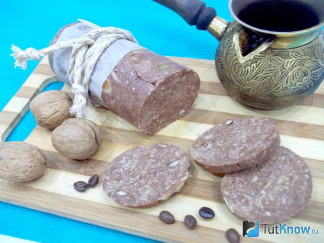 Готовая шоколадная колбаса с орехами