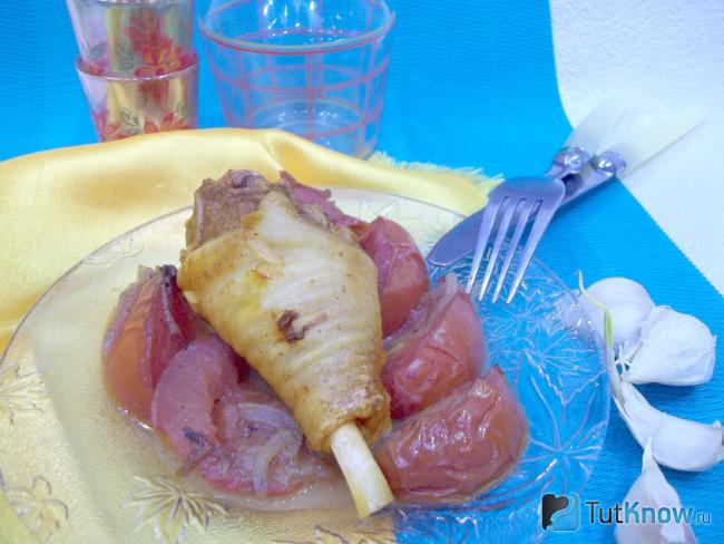 Готовая курица с помидорами по-турецки