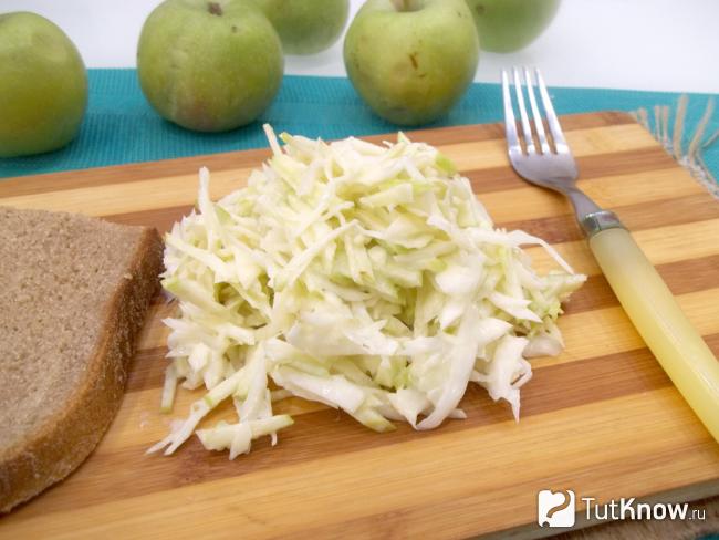 Готовый салат из капусты с яблоком и йогуртом