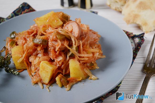 Солянка из квашеной капусты с сосисками и картошкой крупным планом