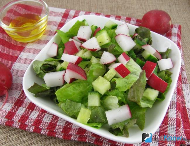 Летний салат с льняным маслом