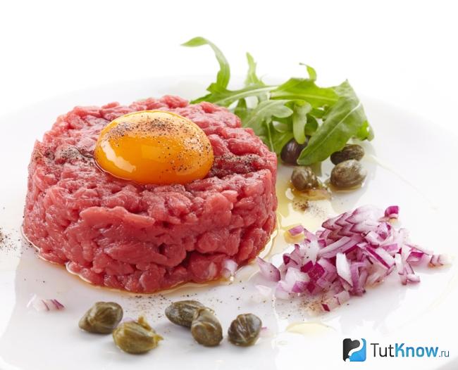 Классический тартар из говядины с каперсами