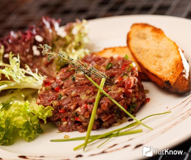 Тартар из говядины с соусом и гренками