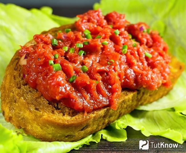 Тартар из говядины по-домашнему на куске хлебе