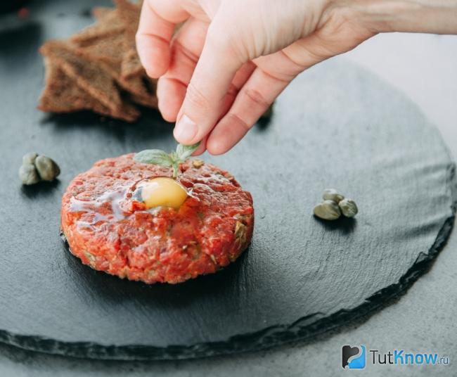 Подача готового тартара из свежей говядины
